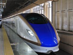 
9：46発　北陸新幹線「かがやき」523号（臨時）に乗車

3月に開業したばかりでピカピカ！

ブルーと白の間のゴールドのラインが効果的で、引き締まった顔をしている

