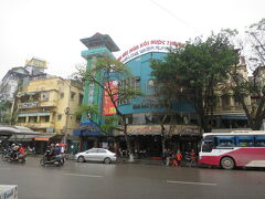 タンロン水上人形劇場☆
うっかり通りすぎ戻ってチケット予約しに。
でも窓口閉まってた！（行ったのは土曜の12時頃かな）
本日分は売り切れで明日の15時半と17時なら空席の貼り紙が。
人気なのね。
もう１軒のに後で行ってみよう。
先にお昼にしようー！