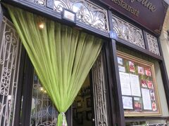 ランチは、ここと決めてたグリーンタンジェリン☆
またまた通りすぎそうになるくらい、ごちゃごちゃした通りにオシャレな店が！
幸いアオザイのお姉さんが呼び込みしてたので、すぐに分かりました♪