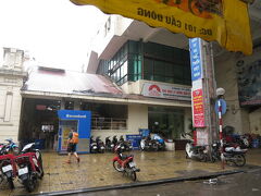 ドンスアン市場☆
プラ籠バッグや面白Tシャツ探しに来たけど無い・・・
生地売り場や洋服に、お土産雑貨は売ってるけど特に欲しいものが見当たらず。
強引な客引きもないから、良いけど。

どーしてもプラ籠が気になり、また先ほどの通りに戻るが、やっぱりトキメカナイ。
のでHang Ngang通りをホアンキエム湖方面へ。
この通りは洋服屋さんが多いかなぁ。