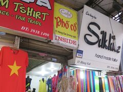 ホアンキエム湖まで戻ってきて、カフェ フォーコー☆で一休み♪
見つけにくいって本当でした！
この真ん中の看板！
近くにツーリズムがあり、お姉さんに聞こうと思ったら、何か一言言って完璧無視され！
隣の細長い道に入り込んだら一般家庭で(汗)
よく間違われるのかカフェ？違うよって(汗)
でも穴倉レストランばかり見つけてくると一時期、異名をとってた私なので行かねば！と、行ってきました！