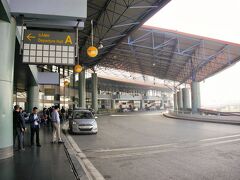 ノイバイ国際空港国内線ターミナルに到着