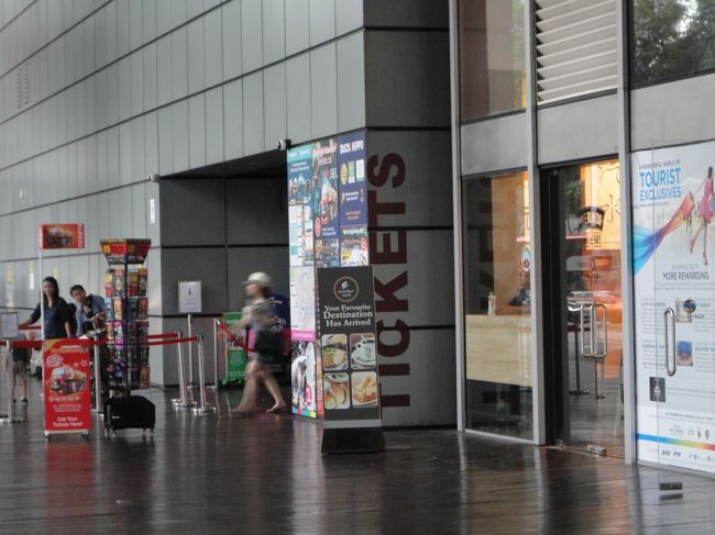 サンテックシティの中ではなく、外にチケットカウンターがあります。<br /><br />こちらで、バス代＋入場料＋乗船料含めたチケットを購入できます。<br /><br /><br />ここで購入した時の時刻は4時過ぎでした。<br />実はサファリからサンテックシティへ向かうバスが5時半で終了するとの旨をチケットカウンターで聞いていました。<br />行く時間によっては帰りがタクシーか一般のバスを利用することになりますのでご注意ください。