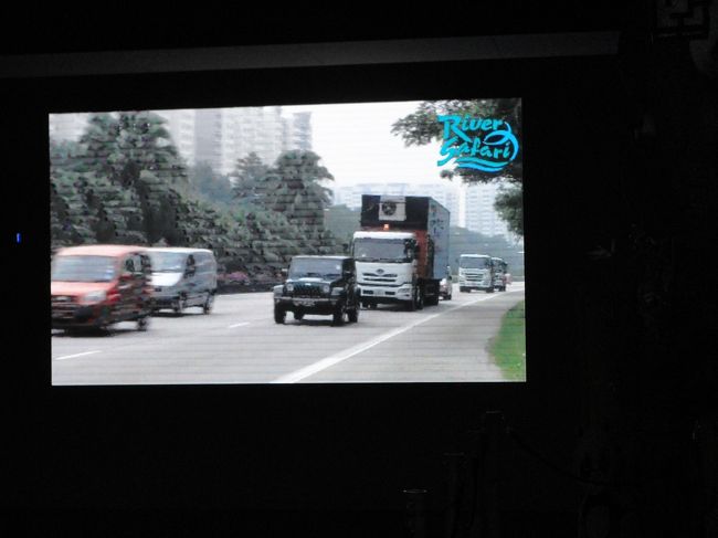 本当なら長蛇の列で並ぶみたいです。<br /><br />そのために、パンダを運んだ様子の映像が延々と流れています。