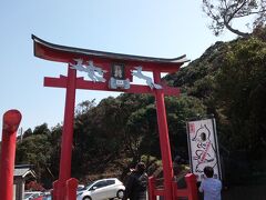 お次は元ノ隅稲成神社。
20台程度が停められる駐車場渋滞ができてたけど、結構回転が早いから、8番目くらいだったけど、10分程度で停められた。

写真は鳥居兼お賽銭箱。
みんな鳥居に向かって小銭を投げつけるｗｗ