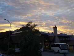 前日に乗れなかったGreat Sightsのバスで、今日はクイーンズタウンからマウント・クックを経てテカポまで向かいます。

反省を活かし、ホテルの外でじーーっと待機。
するとやってきた、白いボディに“Great Sights”と書かれたバス！

この路線は、テカポを経て最終目的地のクライストチャーチまで向かいます。
“Mt Cook, Christchurch”と書かれているのを見て、ふ〜〜〜〜！一安心。

Great Sightsは他の日本人乗客の方が申請していたりすると、日本人ガイドの方が同乗されています。

NZでは、都市間を結ぶ長距離バスを提供するバス会社がintercityやnaked busなど幾つかありますが、YHAで知り合った方々の情報によると、naked busは２ヶ月前までに予約すると１ドルで買えるとのこと。

パッケージで予約したので自分のバスがいくらかは分かっていませんでしたが、結構その１ドルバスをゲットしている人は多かったですね〜