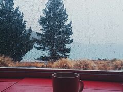 テカポ２日目の朝、雨が屋根を打ち付ける音で起床。

今日は朝からあいにくの雨なので、旅仲間との待ち合わせの時間までゆっくりYHAで過ごすことに。

ラウンジで雨をみながら紅茶を。