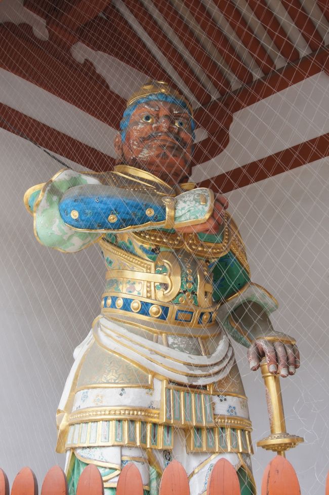 極彩豊かな仁王様ですが、そういえば鎧を身に纏ってますね。で、ふと足下を見ると・・・