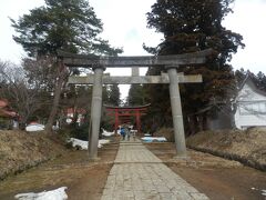 高照神社から西へ1.5kmほど移動し，弘前市百沢字寺沢の岩木山神社．
ここも7年半振りの参拝となる．
創建は780年，主祭神は岩木山大神(顕国魂神･多都比姫神･宇賀能売神･大山祇神･坂上刈田麿命)．津軽国一宮．境内拝観自由．
最初の鳥居を潜ると参道両脇には温泉旅館が軒を連ねる．200mほどで楼門に着く．