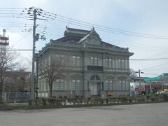 弘前城へ向かう途中に弘前市元長町の青森銀行記念館．
1904(M37)年建造，木造2階建，桟瓦葺，国重要文化財．