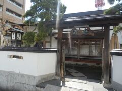 松陰堂の東側には創業100年を超える老舗の蕎麦屋がある．
8年前に桜を見に来た時以来だ．
もり蕎麦大盛を頂く．美味しかった．