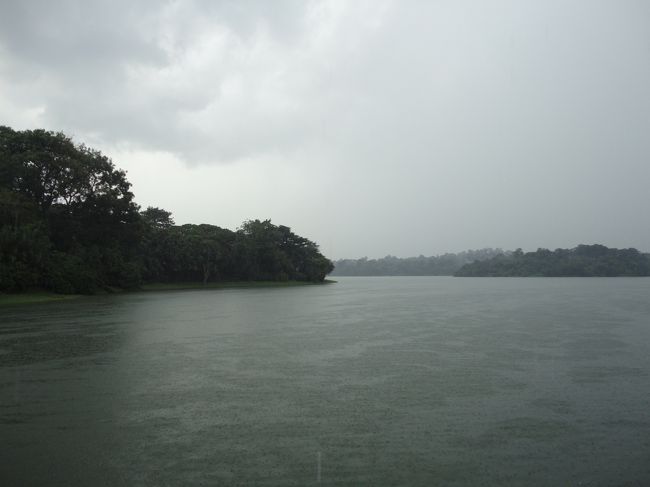 雨はポツポツになり始めましたが、まだ船が動けるような天気ではありません・・・