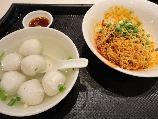 アイオンの地下にある、フードコートで食事です。<br /><br />以前も食べたヌードルになります。<br />５ドルです。<br /><br />辛く見えますが、意外と辛さ控えめで美味しいんです！<br />左上の唐辛子入れると辛いですが、フィッシュボールを食べると口がすっきりします♪