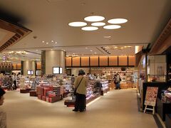 
サンダーバード24号の12：53まで

約1時間、金沢百番街で

北陸新幹線グッズや駅弁、金沢みやげを購入

