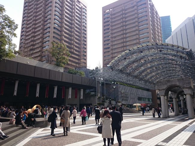 今日はお昼から雷を伴う雨が降ると、めざましテレビで言ってたので長傘を持ってきたけど、レストランを出たら晴天。<br /><br />長傘が邪魔だー<br /><br /><br />