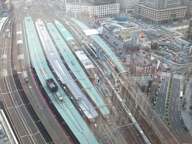 ズームして下を見ると（スマホじゃこれが限界）東京駅舎。<br /><br />ひっきりなしに電車が行き交う。東京駅はデカイ！