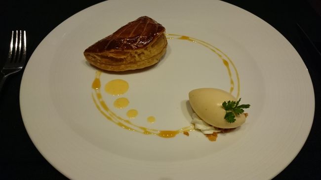 お正月にお餅を喉に詰まらせて・・のニュースは他人ごとと思ってたけど違ったわ<br /><br />ネットで調べたら５０歳くらいから嚥下機能が衰えてくるらしい。<br />老化現象ね〜<br /><br />唯一の救いは吐き出したものが水だけだったことと、両隣りのテーブルが空いていたこと。<br />これが今まで食べたもの全てだったら申し訳なすぎて、このレストランへは二度と行けない・・てか、すでに恥ずかしさはMAXだけど（爆）<br /><br />呼吸ができるようになったら、すっかり元通りになったのでデザートとコーヒーはしっかりといただきました。<br /><br />私の気持ちと体調を気遣い、さりげなく優しい言葉をかけてくれるスタッフに感謝。<br /><br />Kちゃんは全てが終わった後に戻ってきたので事の顛末を話したら大爆笑"(-""-)"<br />「あたし、ほんとに死ぬかと思ったのよ〜」<br /><br />同世代のみなさま、食事をするときは小さく切り、よく噛んで食べてくださいね。<br /><br />