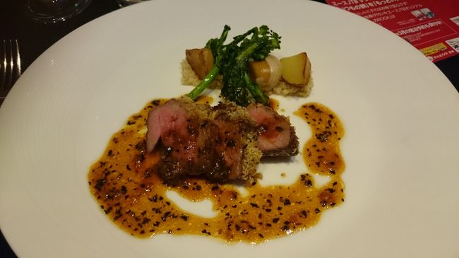お肉料理は仔羊のロースト<br /><br />ここで事件が起こる・・・<br /><br />一切れをガッツリと口に入れた私。仔羊はよく噛まないといけない。<br /><br />その時、くしゃみが出そうになった。そう、今真っ盛りの花粉症(-.-)<br />それを我慢しようとした瞬間、お肉が喉にひっかかった・・<br /><br />飲みこもうとしてもビクともしない肉。息をしようとすると何かの動物の鳴き声のような変な音が出て酸素が入ってこない<br /><br />く、苦しい〜全く息が出来ない。一瞬パニック状態。Kちゃんはお化粧室なので私ひとり<br /><br />頭の中では「このままだと私、死んじゃう。助けを求めようか、どうしようか。こんなレストランで騒ぐのも恥ずかしい。どうしよう・・」<br /><br />全く、呼吸ができない時間がどれくらいだったんだろ？<br />もう限界！の寸前でとっさに水を飲もうとするも喉に肉があるから逆流〜<br /><br />なんと、床に吐き出してしまった・・<br /><br />異変に気が付いたスタッフ数名が走ってきて背中をたたかれギリギリセーフ。