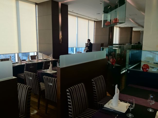 オープンは１７時。同時に入ったのでまだ空いています。<br /><br />西日が強いので（天気予報は午後から雨だったのにラッキー）日よけが下りています。