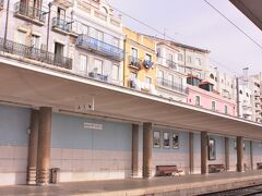 ポルトへの電車は国鉄のサンタ・アポローニア駅から。ホームの壁やその後ろに見える家々のパステルカラーが可愛らしい風景。
切符はどこで買うのかなとうろうろしていたら、困っているように見えたらしく、可愛らしい若い女性が声をかけてくれて、教えてくれました！やさしい〜。