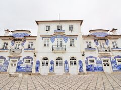 さて、乗継地のアヴェイロ駅に着きました！ポルトへそのまま向かう友人と別れて、私一人で途中下車。この写真はアヴェイロの旧駅舎ですが、アズレージョがとてもきれいな建物です。あいにく曇りでポルトガルの綺麗な青空をバックに撮れなかったのが残念！