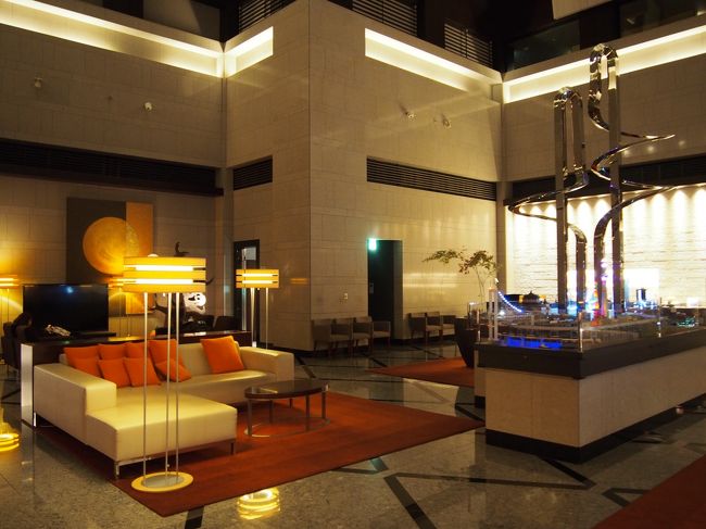 Kちゃんは日帰り。２０時過ぎの新幹線に乗らなくてはいけない。<br /><br />彼女と都内で会う時は東京駅に近いレストランを予約するのがお約束。<br /><br />今日は、メトロポリタン丸の内。東京駅日本橋口ほぼ直結です。<br /><br />写真は昨年の秋に宿泊したときのもの。<br />２７階にロビーがあります（昨年、口コミを書きました）<br />http://4travel.jp/dm_hotel_tips_each-11982342.html