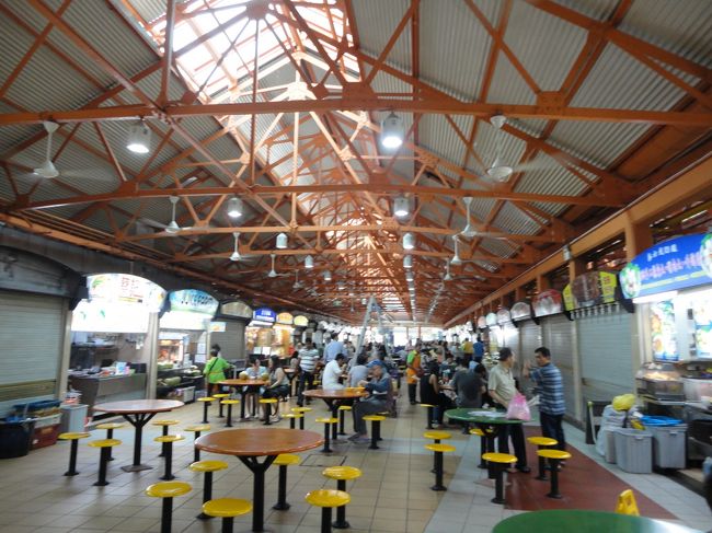 時間帯が早かったので、そこまで混んでいませんでした。<br />私たちも食事をするには早いと思ったのでここでは食べていません。<br /><br />この先にあるタンジョンパガー駅からベイフロント駅へ向かいました。<br />ブギス駅乗り換えで行ったので、けっこう遠回りしました(^^;