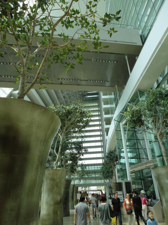 さて、ベイサンズに着きました。<br /><br />ホテルに泊まられていない方が屋上へ入場するにはこの写真の反対側へ進んでいきます。