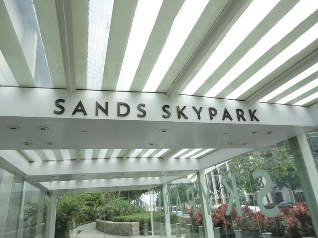 このエスカレーターがサンズスカイパークへ向かう入場口となります。<br /><br /><br />ここから入場すると２３ドルかかります。<br /><br />今回は題名の通り、お安く(笑)行くことを目的にしているので、こちらから入場はしません。