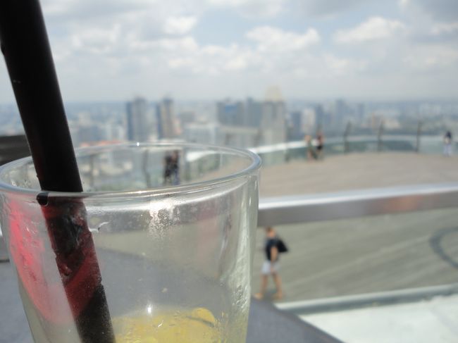 雨が降ると、バーを一旦お休みにするそうです。<br /><br /><br /><br /><br /><br /><br /><br /><br />ん？それってもしや、屋上に着いてから雨降ったら、タダで屋上見れるってこと！？<br />とケチ臭い考えを持ってしまいました。。。。。<br /><br /><br /><br /><br />