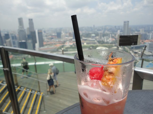 友人はシンガポールスリングを頼んでいました。<br />値段は２０ドルを超えていたと思います。<br /><br /><br />シンガポール眺めながらお酒飲めたら最高ですよね！