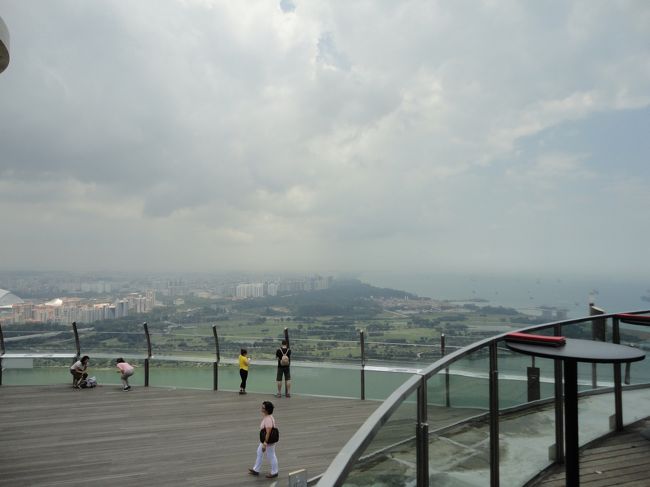 先端にいる方々よりもちょっと高い場所にいるので、遠くがよく見えるはず……