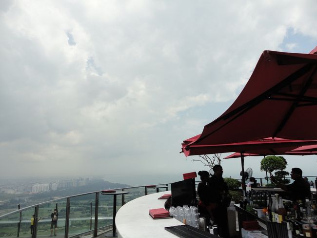 こちら。<br /><br />バーカウンターになっています。<br /><br /><br />入場料を払う代わりに、バーで飲み物を頼むことが必要となります。