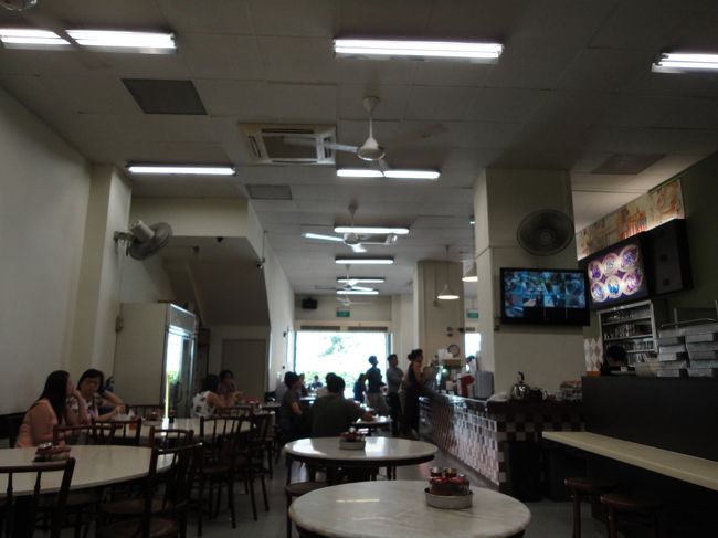 カウンターで商品を頼んで、座っているテーブル付近を伝えます。<br />そうすると、お店の方が商品を持ってきてくれます。