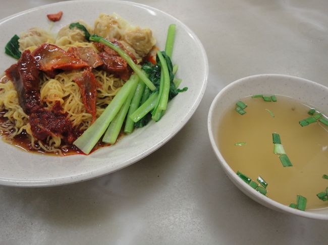 ワンタンミーです。４ドル。<br /><br /><br />やっぱり美味しいです！<br />チリソースも少しかかっているのですが、それがクセになるおいしさ。<br /><br />ただ、麺がほぐれにくいので、必死に麺の下のスープと混ぜないと後で大変です(^^;