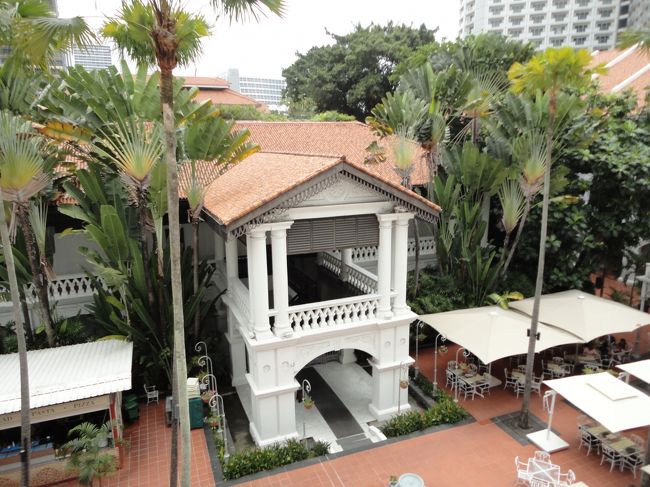 ホテルの脇を通り、３階へ向かいます。