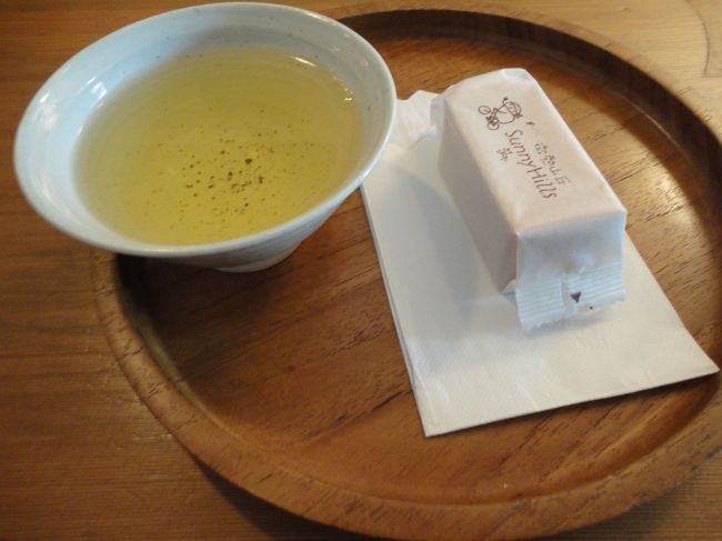 こちらでは、お店を訪れた方におやつとしてお店の商品である、パイナップルケーキを試食できます。<br /><br />いちおう、試食なので食べるだけで帰ってもいいと思いますが、節度ある利用をした方がいいと思います。<br /><br /><br />私はもちろん購入目的で訪れましたので、おみやげを購入です。