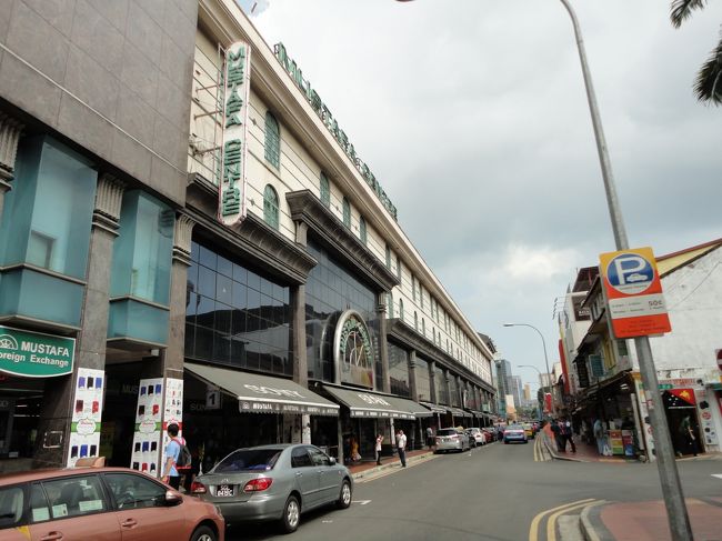 ばらまき用のお土産を買うために、シティホールからドービーゴートを経由し、ファラーパークへ向かいました。<br />ファラーパーク駅はMRT北東線にあります。<br /><br /><br /><br />ムスタファセンターです。<br />ここでばらまき用のお菓子を買うのが一番です！<br /><br /><br /><br />飛行機搭乗まで残り数時間をどうするかというと・・・・<br />