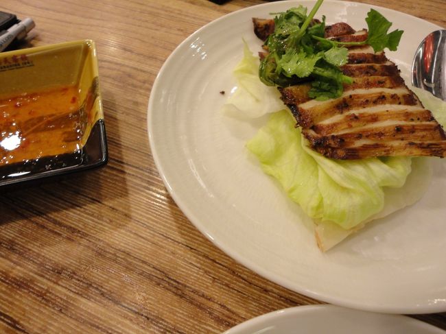 豚のローストです。<br />１６．８ドルです。<br /><br />これがおいしいの。豚の脂がほどよくついていて、左にあるソースにつけて食べるとクセになる美味しさですね。<br /><br /><br /><br />このほかにも、飲み物を頼みました。<br />手拭き代として、一人０．３ドルとサービス料がかかりました。<br /><br />そのため、だいたい４０ドルぐらいかかりました。