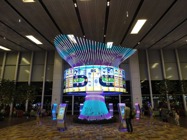 出国したのは搭乗時刻の1時間前。<br /><br />あぁラウンジに……行けない……<br /><br /><br /><br />ところが、友人がお土産を買うとのこと。<br /><br /><br />チャンス！<br /><br /><br /><br />すぐさま別れてお土産をお互い買おうと提案し、友人2人と私は30分後に会うことになったのです。<br /><br /><br />この場を借りて友達に謝っときます。<br /><br />ごめんね。お土産買いに行くって言ったけど、ホントはラウンジに行きたかっただけなの。許して。