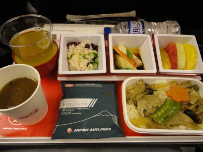 JL036便<br />シンガポール22時発（シンガポール時間）<br />羽田5時35分着（日本時間）<br /><br />今回の機内食は以下の通りです。<br /><br />豚肩肉の時雨煮丼<br />白滝明太子和え<br />蒸し鶏の四川ソース掛け<br />フレッシュフルーツ<br /><br /><br />機内食が配られたあと、チーフパーサーさんがわざわざ声を掛けてくださいました。<br /><br />やっぱり声を掛けてくださるって気持ちいいですよね〜<br /><br />JALをもっと使っていきたいなって思います！