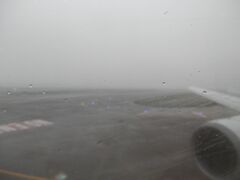 広州の空港も雨でした。
