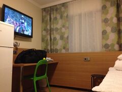 今回のお宿、GOTEBORG MINI-HOTEL。
ホステルです。Booking.comでシングルルーム3泊約13000円でした。
大きなクローゼット、テレビ、冷蔵庫、机がある落ち着ける部屋に、
掃除の行き届いた共用のトイレ・シャワールームにキッチン。
お手頃な値段のわりに、十分寛げました！
スタッフも親切で、オススメです。
