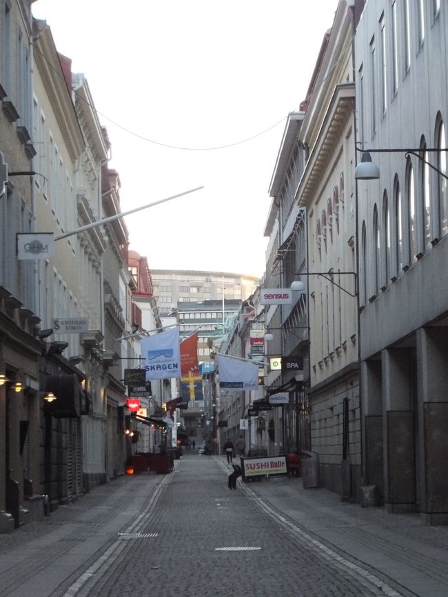 初日。夕方5時頃にイエテボリ空港に到着して、<br />空港バスに乗ってショッピングモール・ノルドスタンへ行き、<br />イエテボリカード(観光パス)を買ったのち、<br />うろうろウィンドウショッピングしました。<br /><br />ノルドスタンを出て、ホステルへ向かう頃には、日が暮れ始めていました。