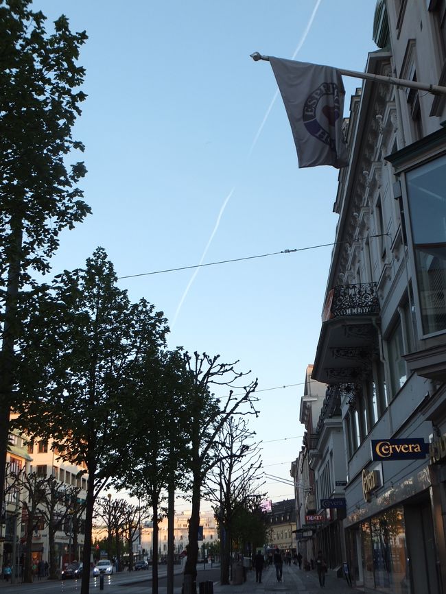 ヨーロッパは乾燥してるせいか、飛行機雲が多いですね。<br /><br />数年前スペイン人の女の子に<br />「飛行機雲が出ている時にする願い事が叶うおまじない」を教えてもらいました。<br />そのお返しに私も！と思って話したのは<br />「霊柩車が通ったときは親指を隠さないと不幸になる」。<br />あれっ…なんかベクトル違くない…！？<br />ってスウェーデンとまったく関係ない与太話。