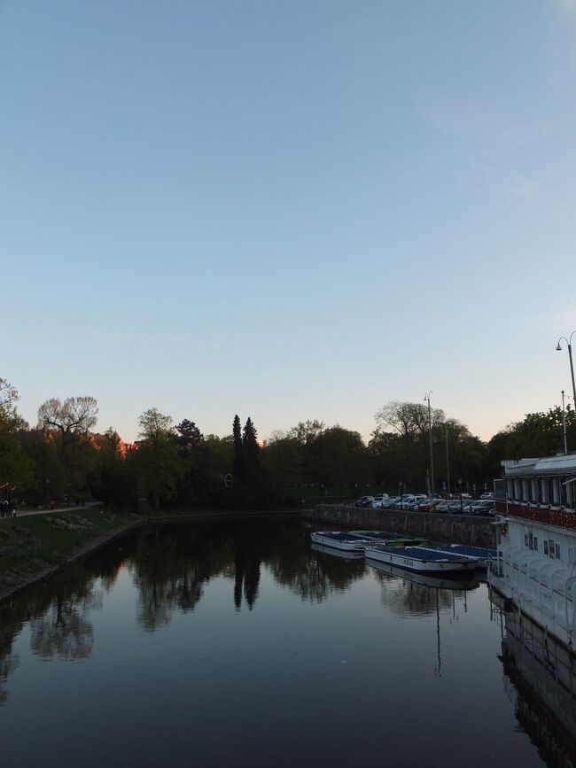 街の中心部では、歩くとすぐに運河にあたります。<br />なんだかほっとする景色。<br /><br />この後、日が暮れた頃、街路樹から鳥の糞が落ちてきて、<br />一枚しか持ってなかった厚手のパーカー汚されました( ；´Д｀)<br />海外で鳥フン被害…運ついてるう～！(必死)<br />この後、ホステルで洗濯してもらいました( T_T)<br />そんなコントみたいな2日目の終わり。