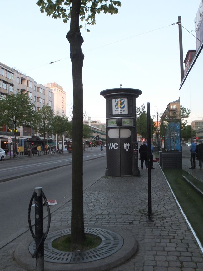 お洒落なレストランや衣料品店が並ぶ大通りで見つけた公衆トイレ。<br />有料だったので、写真におさめるだけー(^ ^)