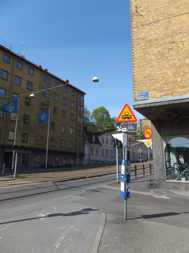 トラム注意の看板。<br />イエテボリはトラムがたくさん走っています。