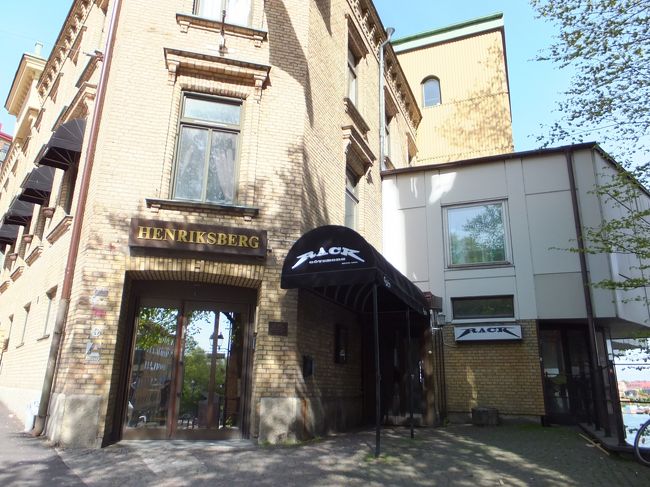 歩いてて見つけた洋服屋さんRACK。<br />ロゴの感じがメタリカっぽい！と思って写真に収めました。<br />"イエテボリメタル"なんてジャンル化されるほど<br />メタルバンドが量産されている街ということで、<br />メタルっぽいものや人見ると、テンションがあがって…(笑)<br /><br />ちなみにイエテボリはメタルに限らず、<br />様々なジャンルのミュージシャンを多く排出している音楽の街です。<br />実際、楽器を担いでるイエテボリっ子をよく見かけました♪