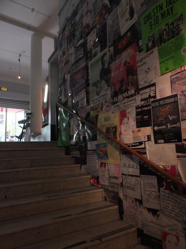 Bengansのカフェスペースとレコードショップフロアの間の階段。<br />壁にはフライヤーがギッシリ。<br />音楽が生きてる場所って感じで良いですね。<br /><br />あ、少年ナイフ発見！